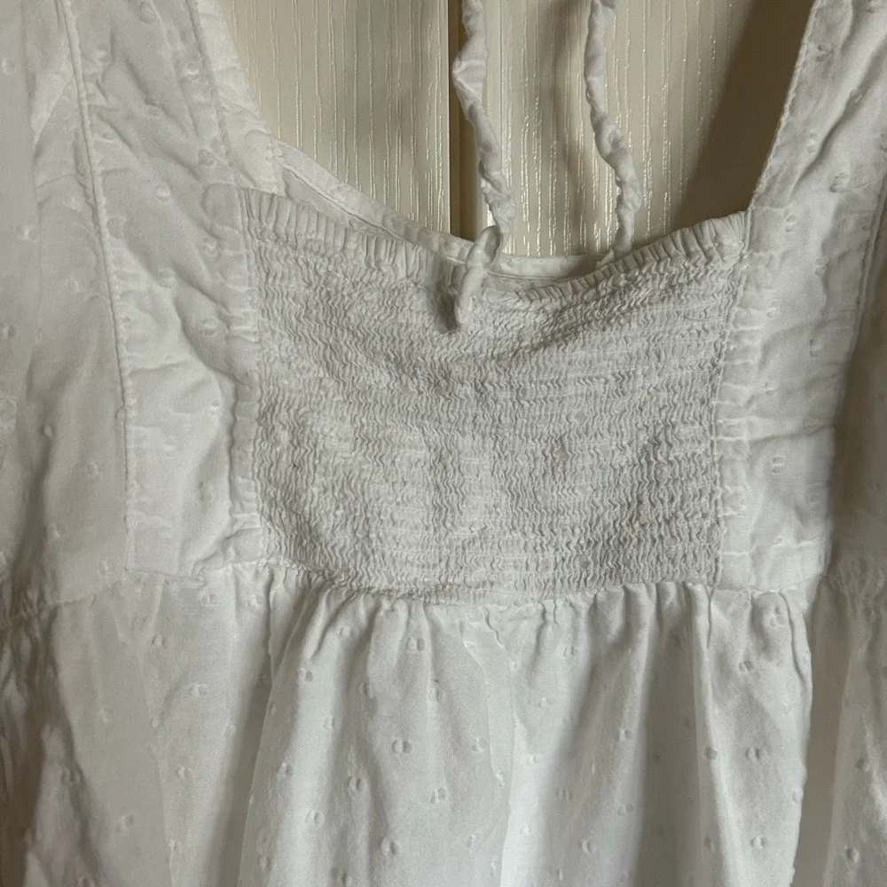 Old Navy textured Swiss Dot flutter sleeve tie back embroidered blouse small - Picture 7 of 11